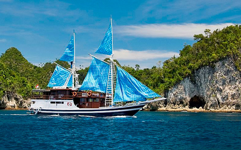 yacht charter raja ampat